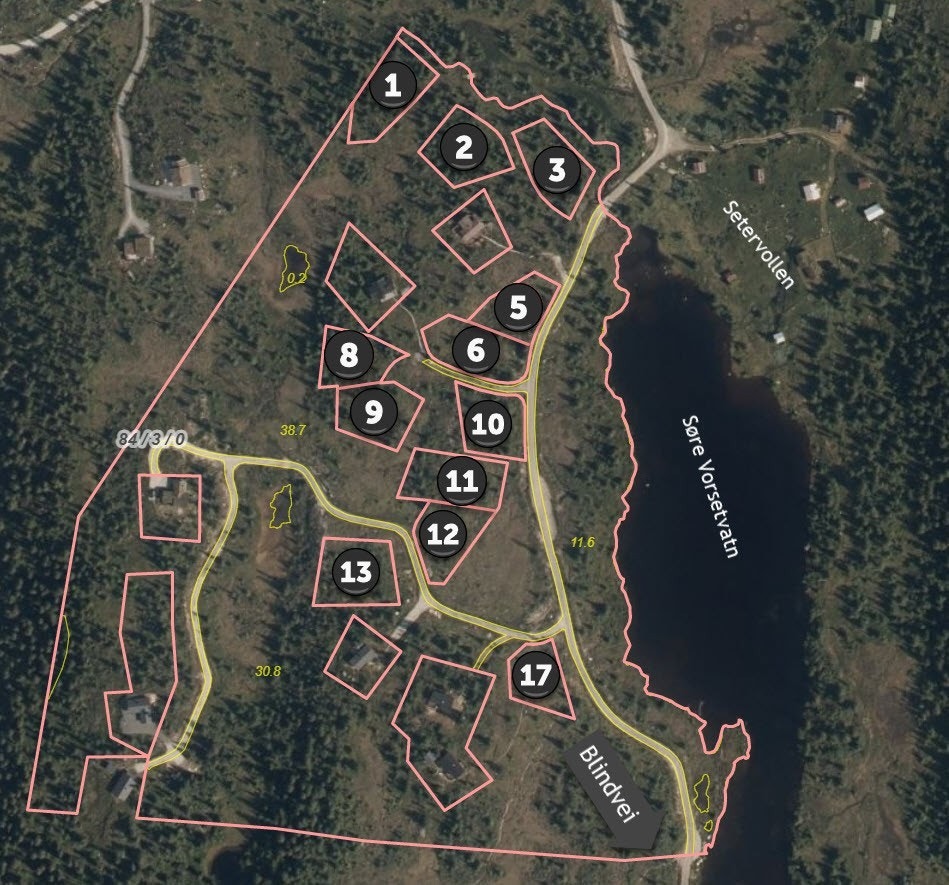 Store tomter som ligger naturlig spredt pga terrenget og gir god avstand mellom hyttene Galleribilde