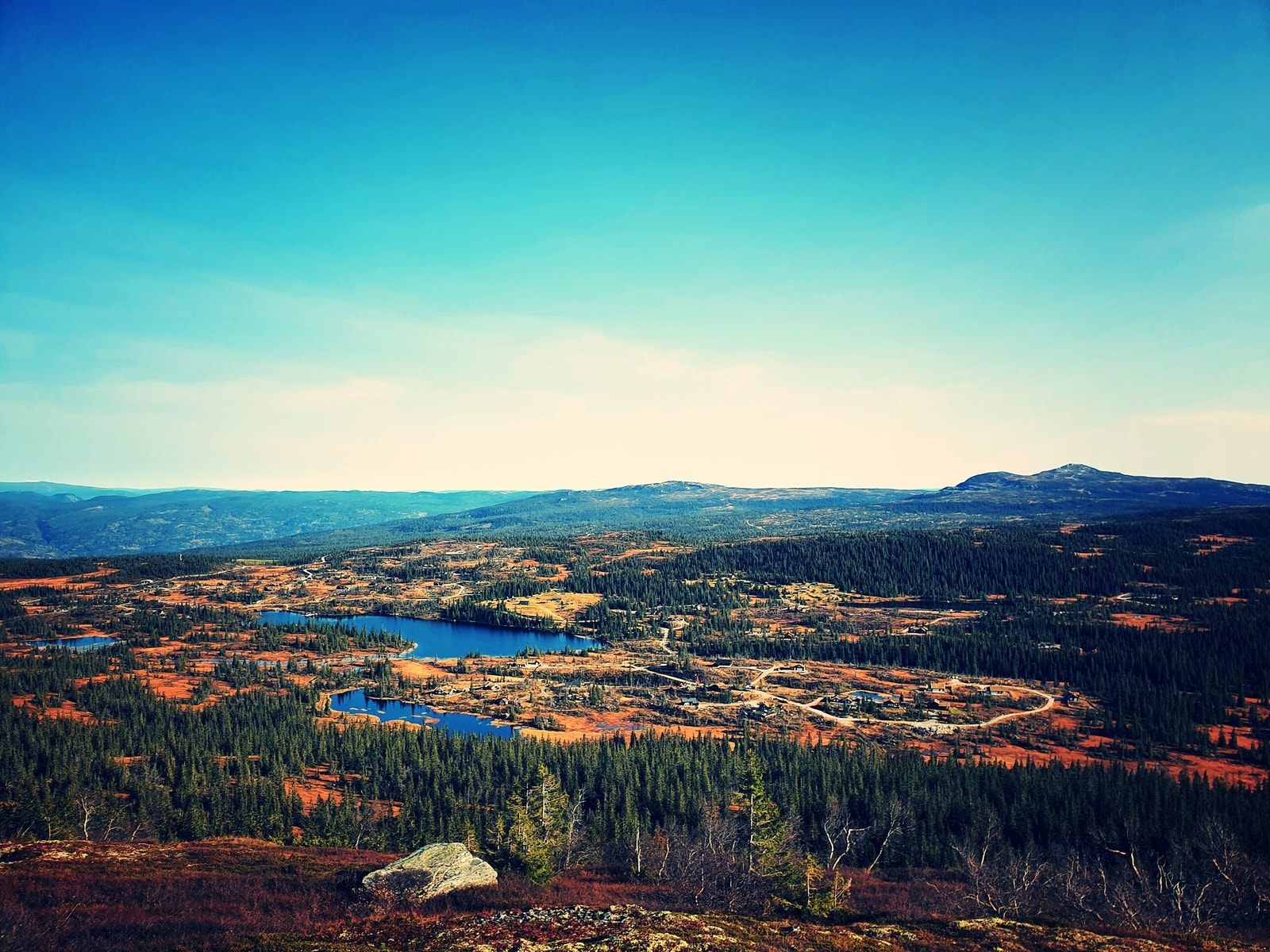 Vorset er et idyllisk hytteområde med mange fjellvann og sjarmerende seterlandskap, hvor du kommer ordentlig innpå fjellet Galleribilde