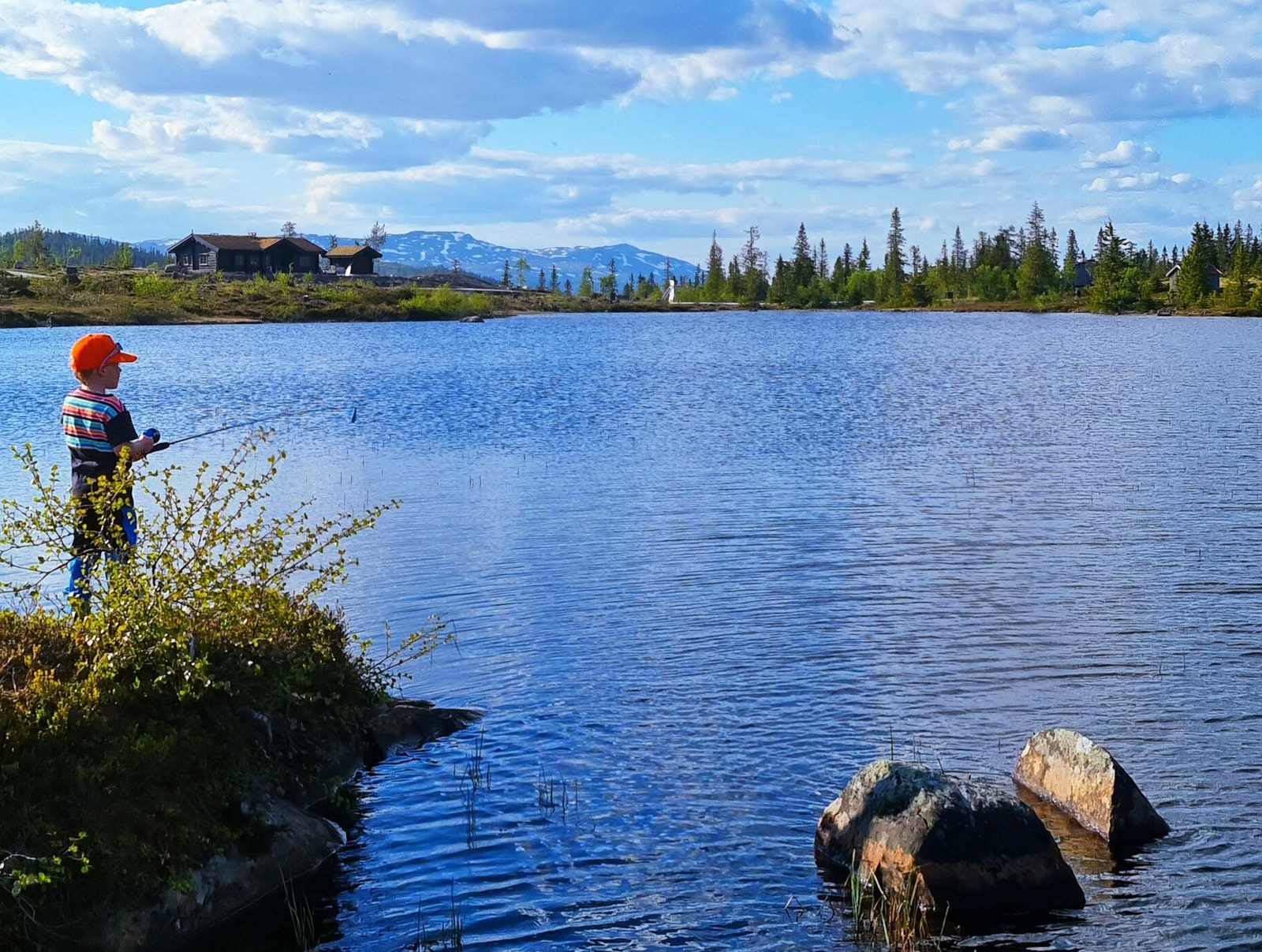 Fang din egen ørretmiddag – bare et steinkast fra hytta Galleribilde