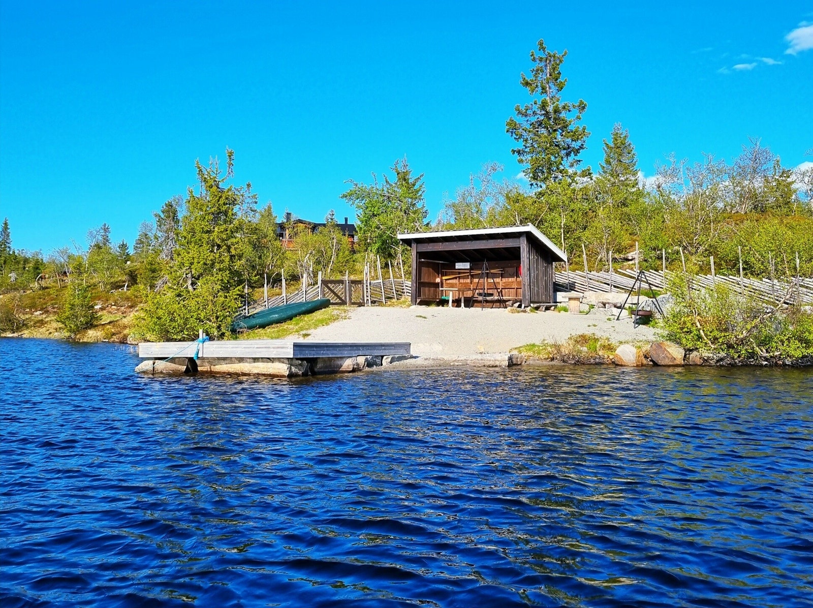 Ved nabovannet Nordre Vorsetvatn er det gapahuk og brygge med 2 båter og kano til fri disposisjon Galleribilde