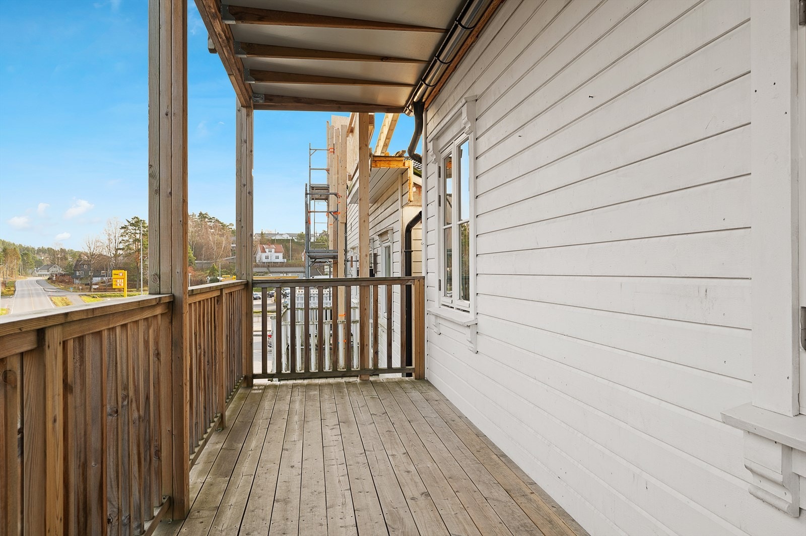 Romslig veranda Galleribilde