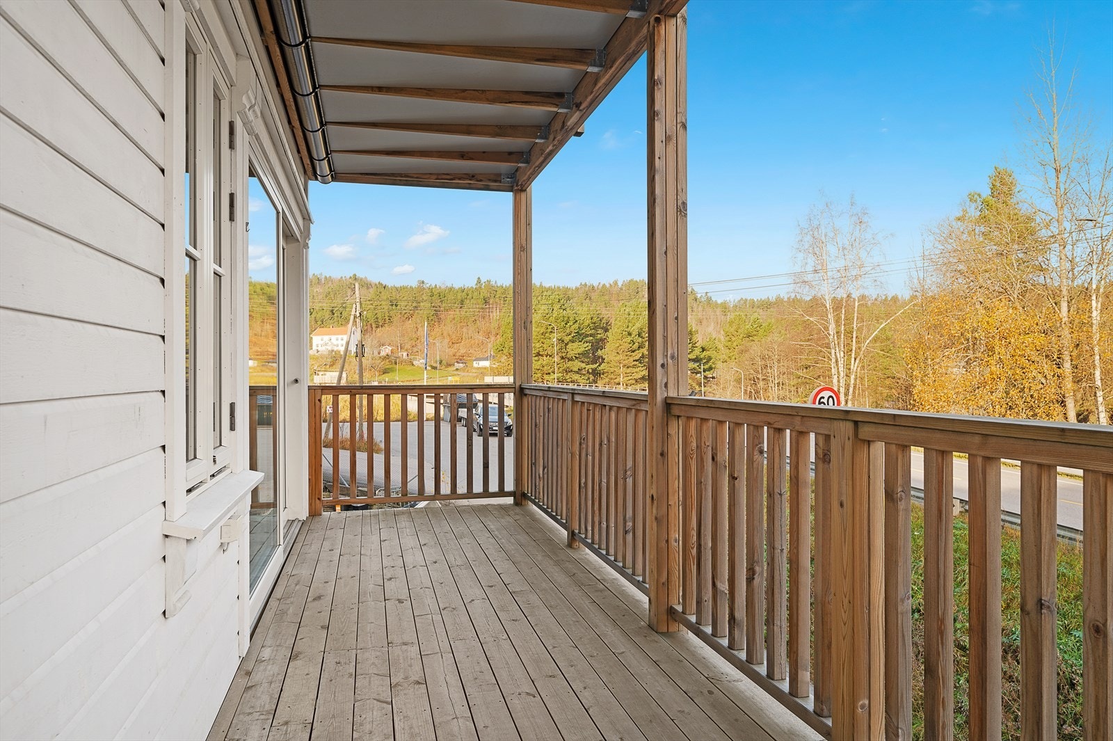 Romslig veranda med adkomst fra stuen. Tettet tak opp til veranda ovenfor som et praktisk tiltak Galleribilde