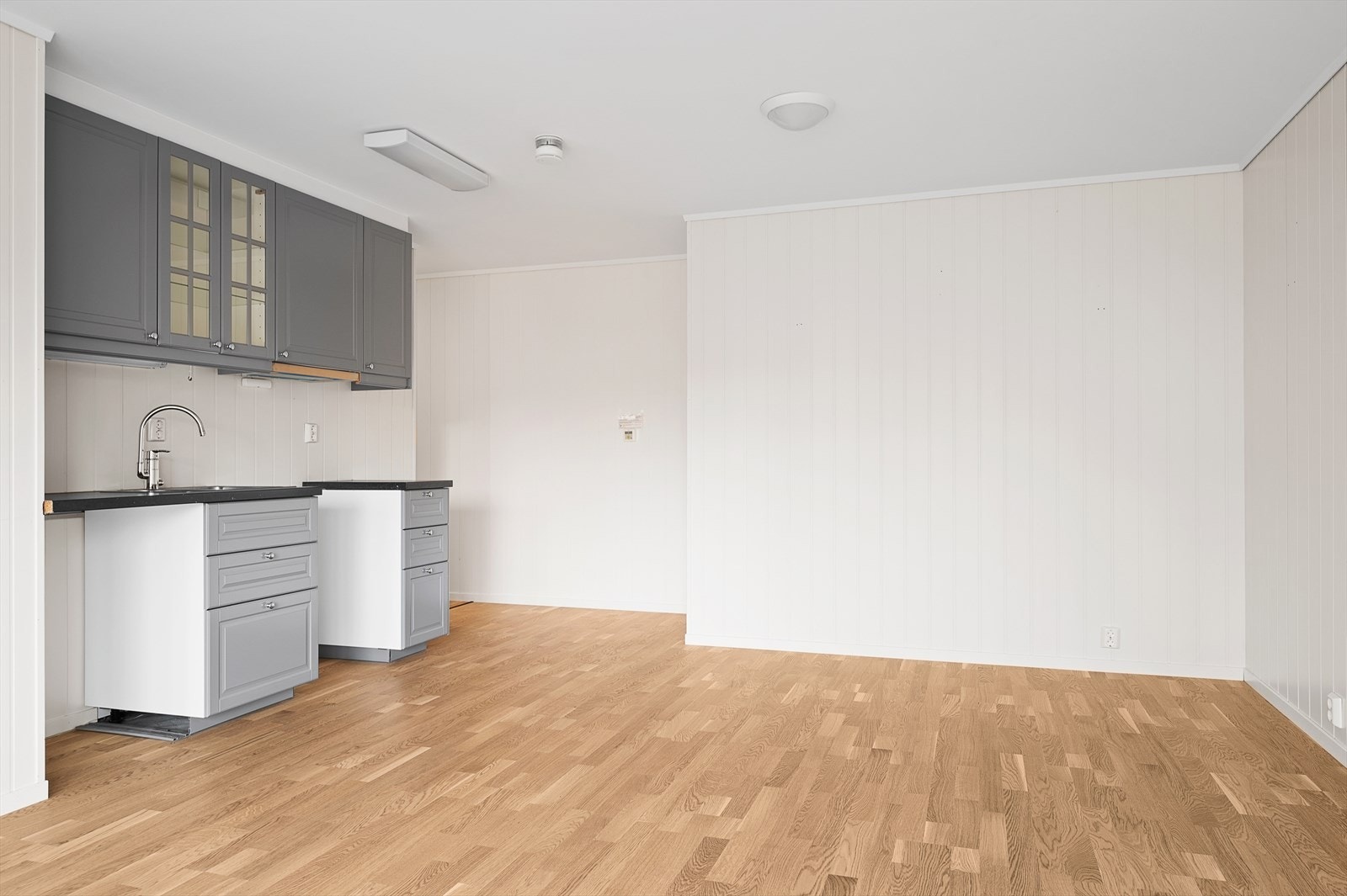 Kjøkken med åpen løsning til stuen. God plass til både spisestuemøblement og sofamøblement i dette rommet. Galleribilde