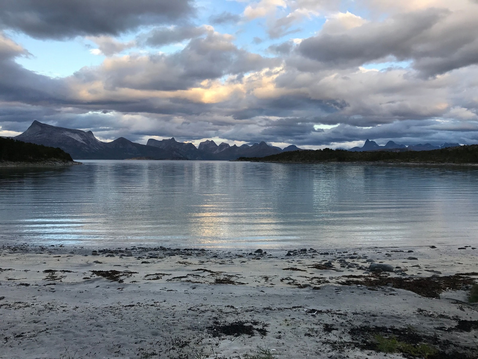 Strand 40 meter fra hytta. Galleribilde