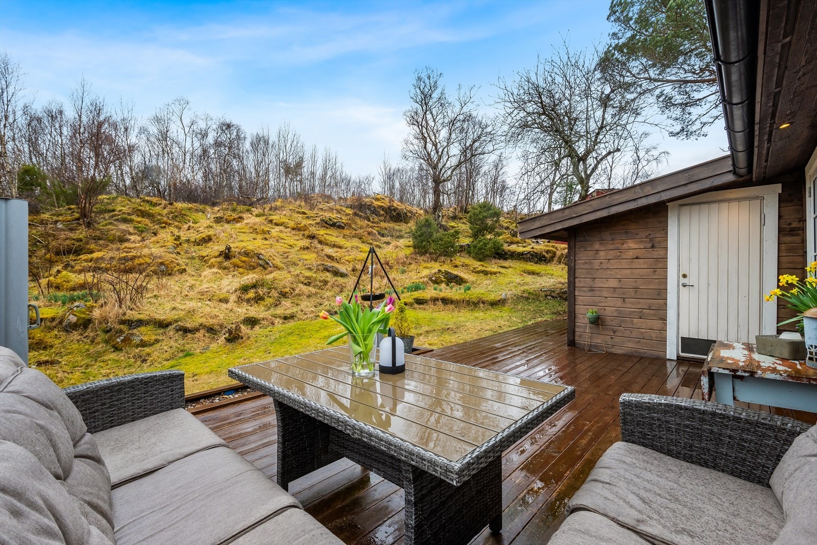 Fritidsboligen har også en terrasse på baksiden, vendt mot vest og med gode solforhold på ettermiddagen. Galleribilde