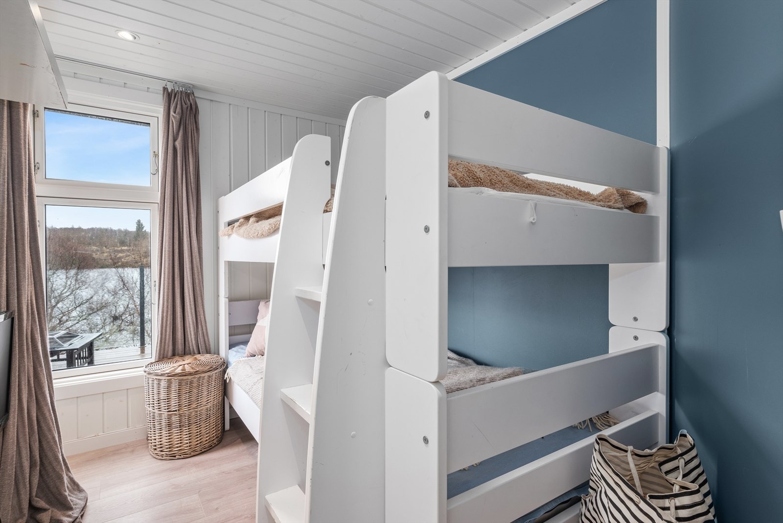 Køyesenger gir en smart utnyttelse av plassen og åpner for ekstra sengeplasser - perfekt for barnefamilier eller gjester. Galleribilde