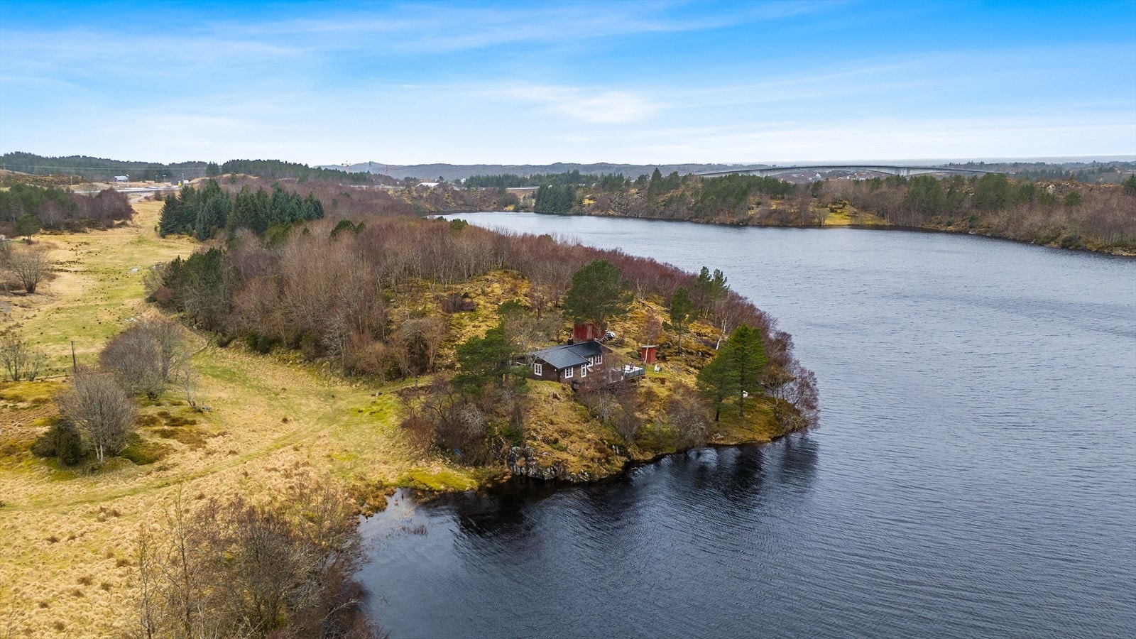 Fritidsboligen ligger midt mellom Sistranda og Fillan, begge med "alt" av servicetilbud og fasiliteter. Galleribilde
