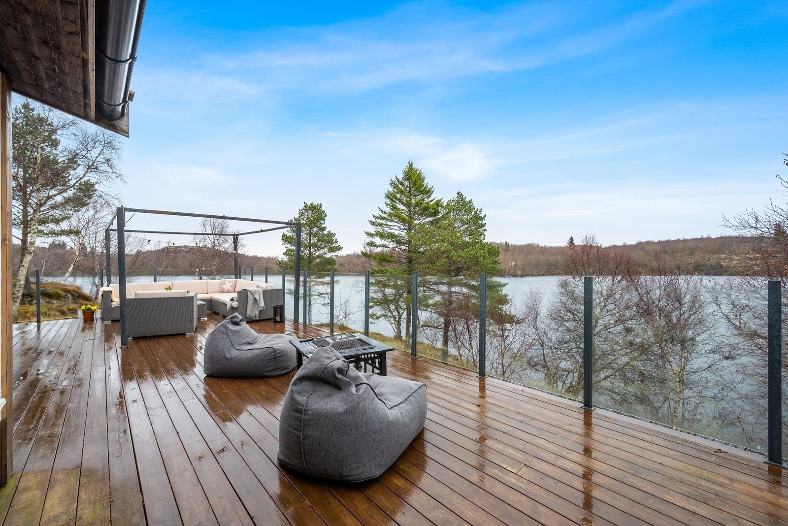 Fritidsboligen har en stor terrasse på 55 kvm med god plass til ønsket møblering. Galleribilde