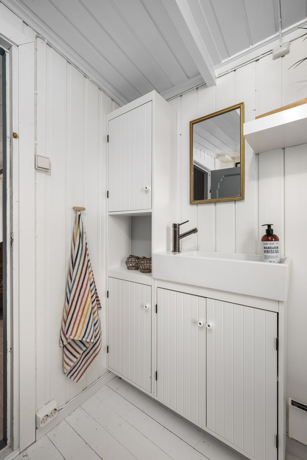 Godt med skapplass i baderomsinnredningen. Galleribilde