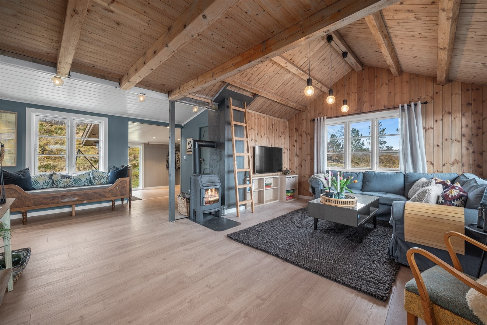 Med sin fantastiske takhøyde oppleves stuen som både lys, åpen og innbydende. Galleribilde