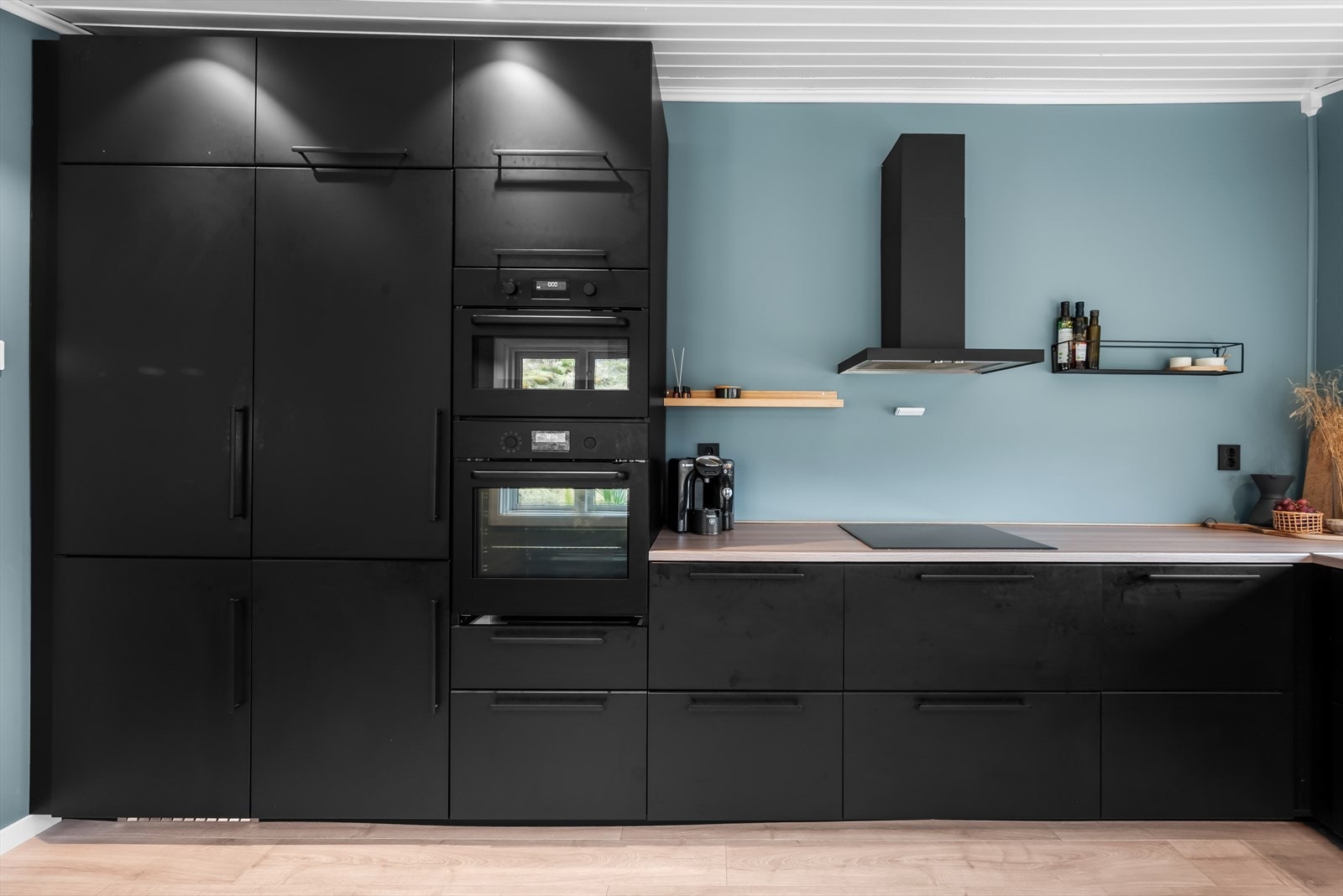 Kjøkkenet er utstyrt med integrerte hvitevarer. Galleribilde