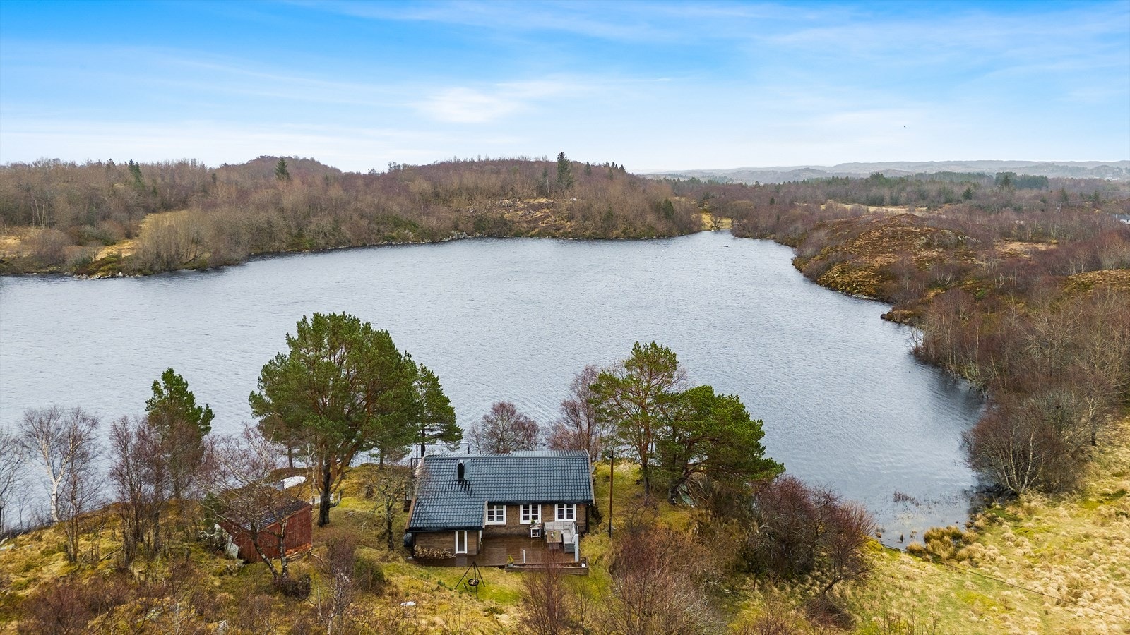 Eiendommen ligger like ved Storvatnet. Galleribilde