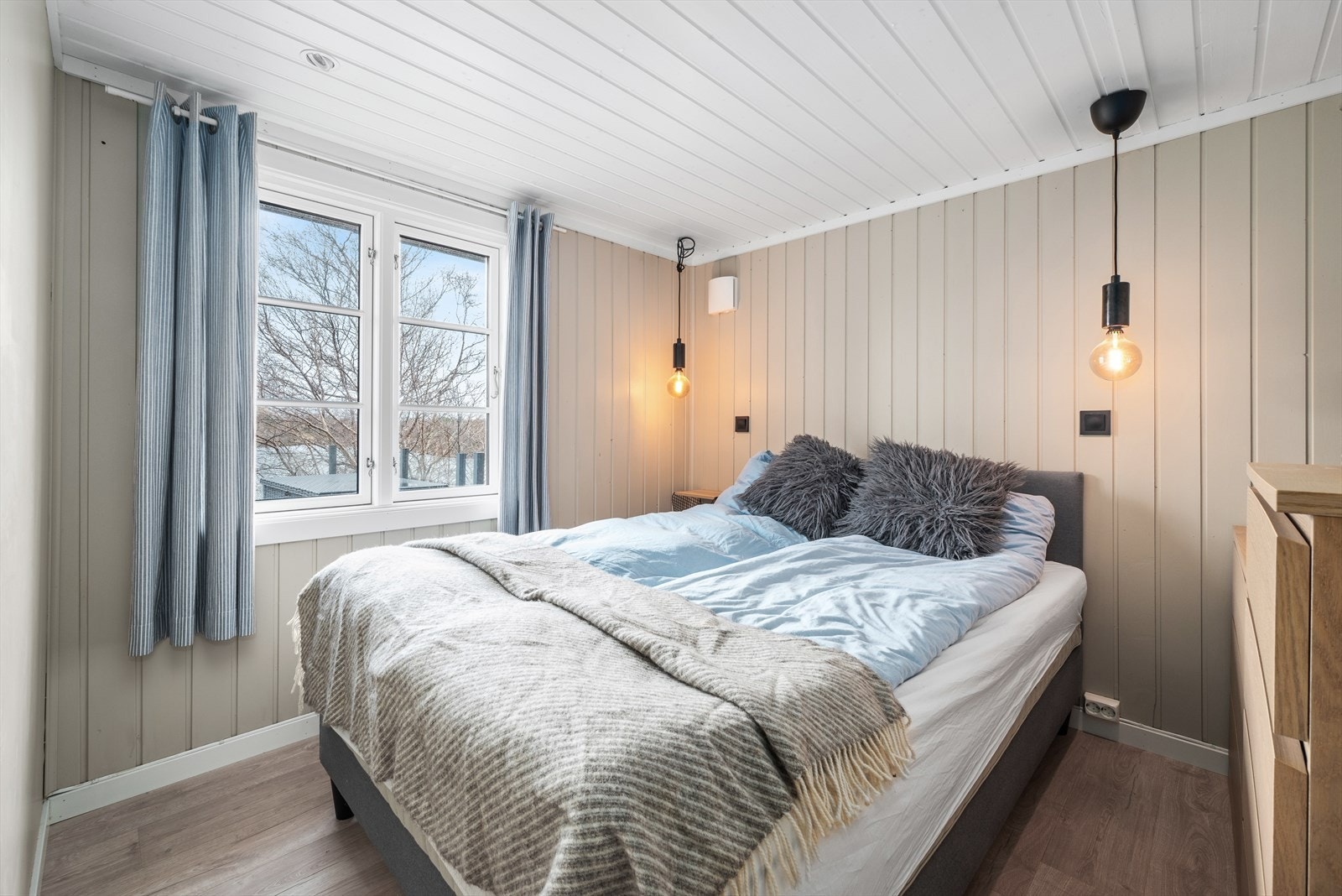 Fritidsboligen har totalt tre soverom, hvor hovedsoverommet måler omtrent 8 kvm og byr på god plass til dobbeltseng og oppbevaring. Galleribilde