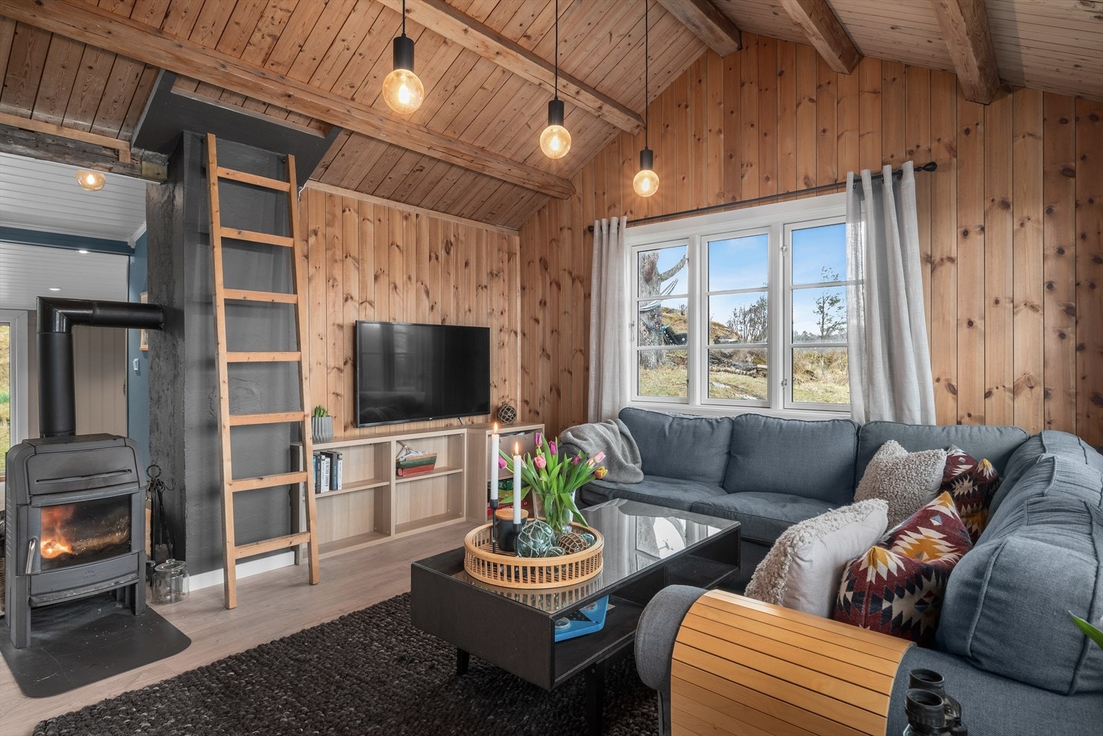 Med gulvvarme i gang og stue/kjøkken, kombinert med vedfyring, får du en lun og komfortabel oppvarming året rundt. Galleribilde