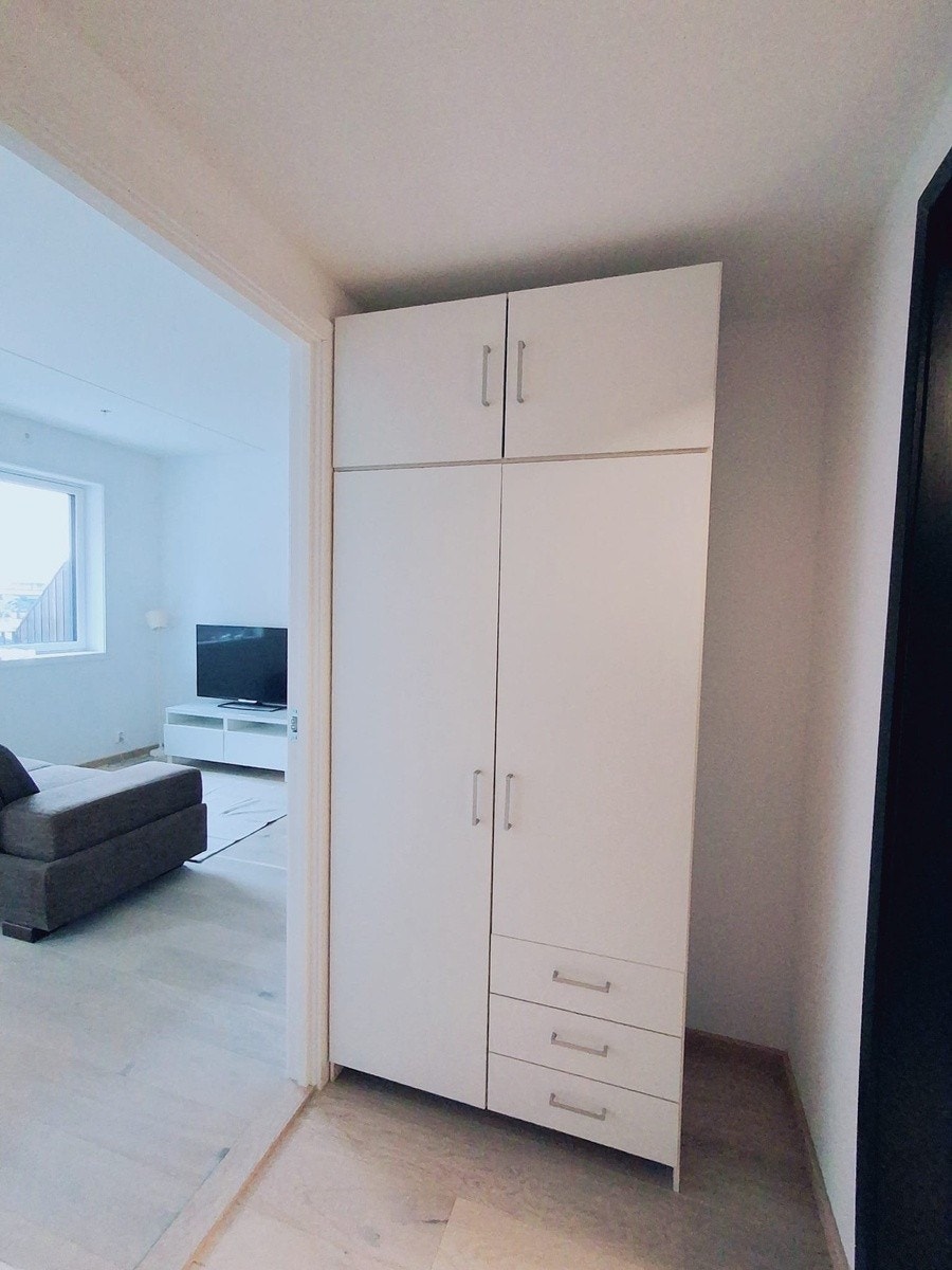 Entre med stort skap Galleribilde