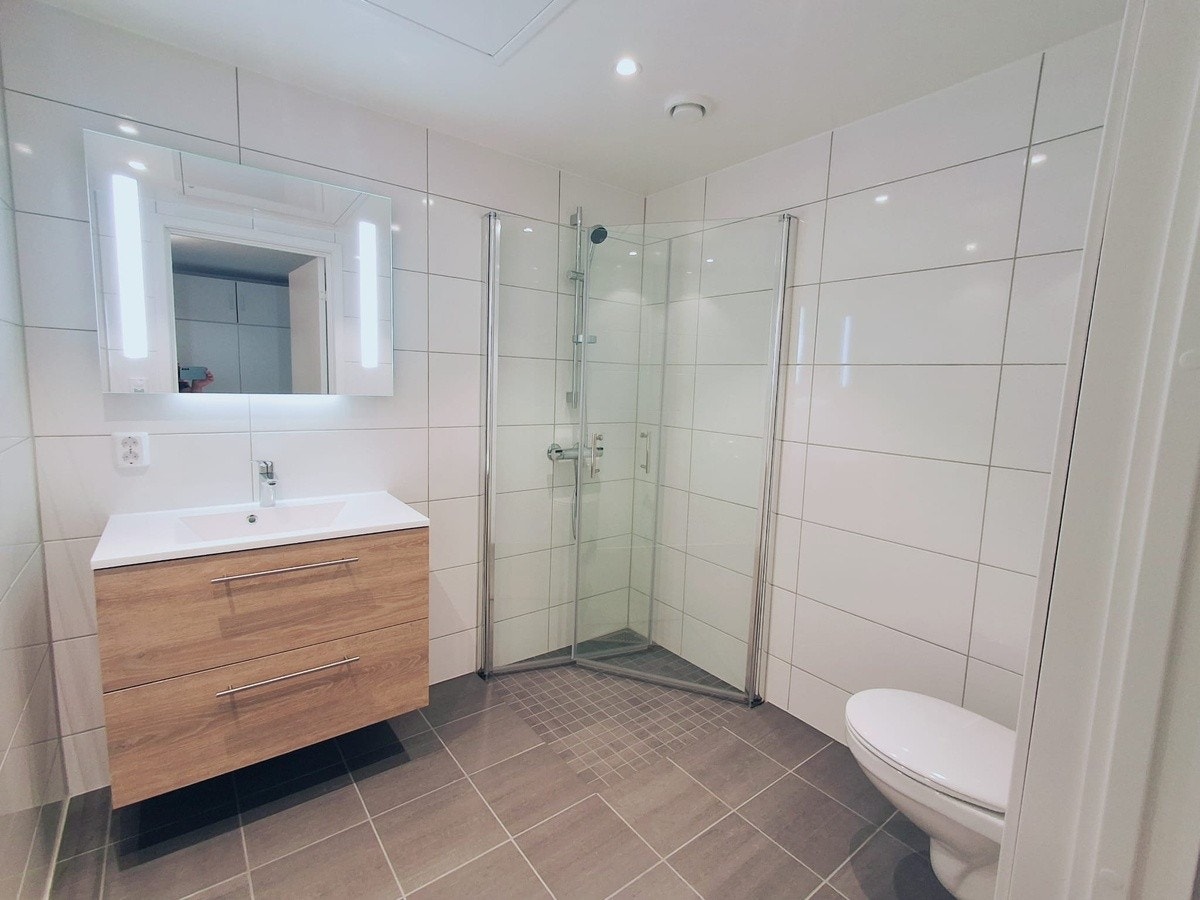 Romslig bad med spotlys Galleribilde