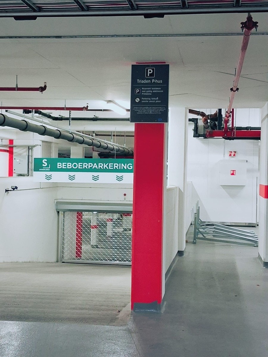 Romslig parkering Galleribilde