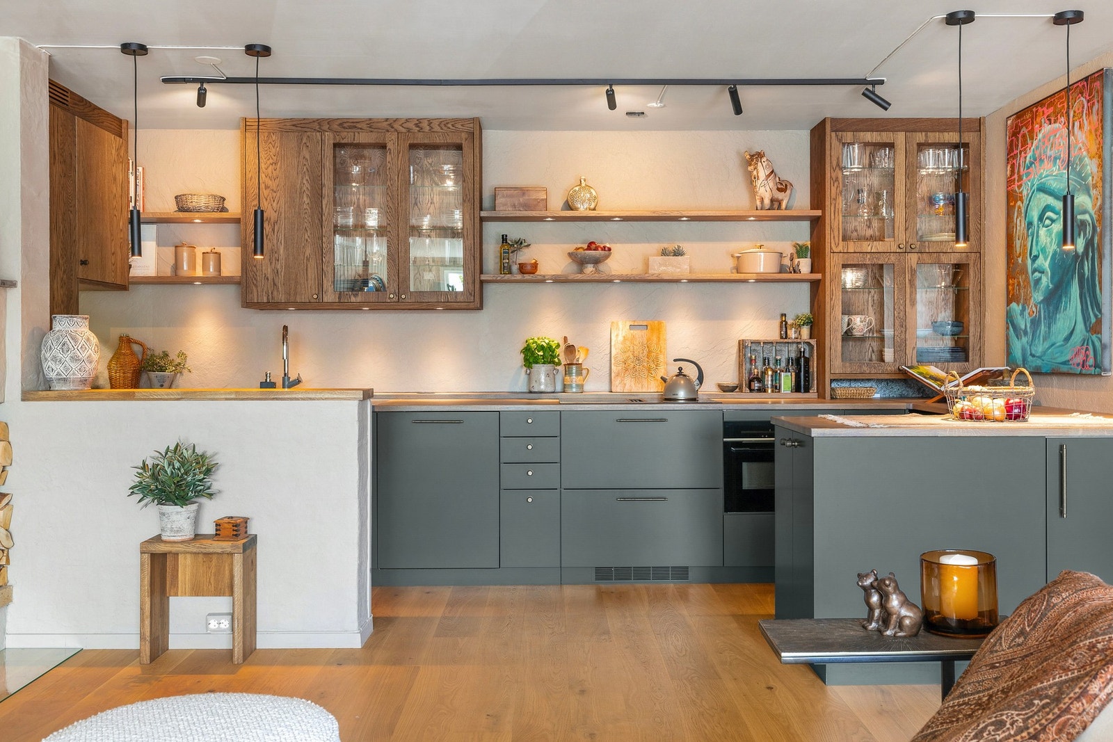 Boligen kan bl.a. skilte med et lekkert Drømmekjøkken fra 2024 med integrerte hvitevarer av høy kvalitet Galleribilde