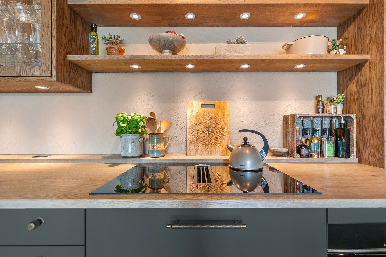 Induksjonstoppen med integrert ventilator har avtrekk via byggets sentrale avtrekksanlegg Galleribilde