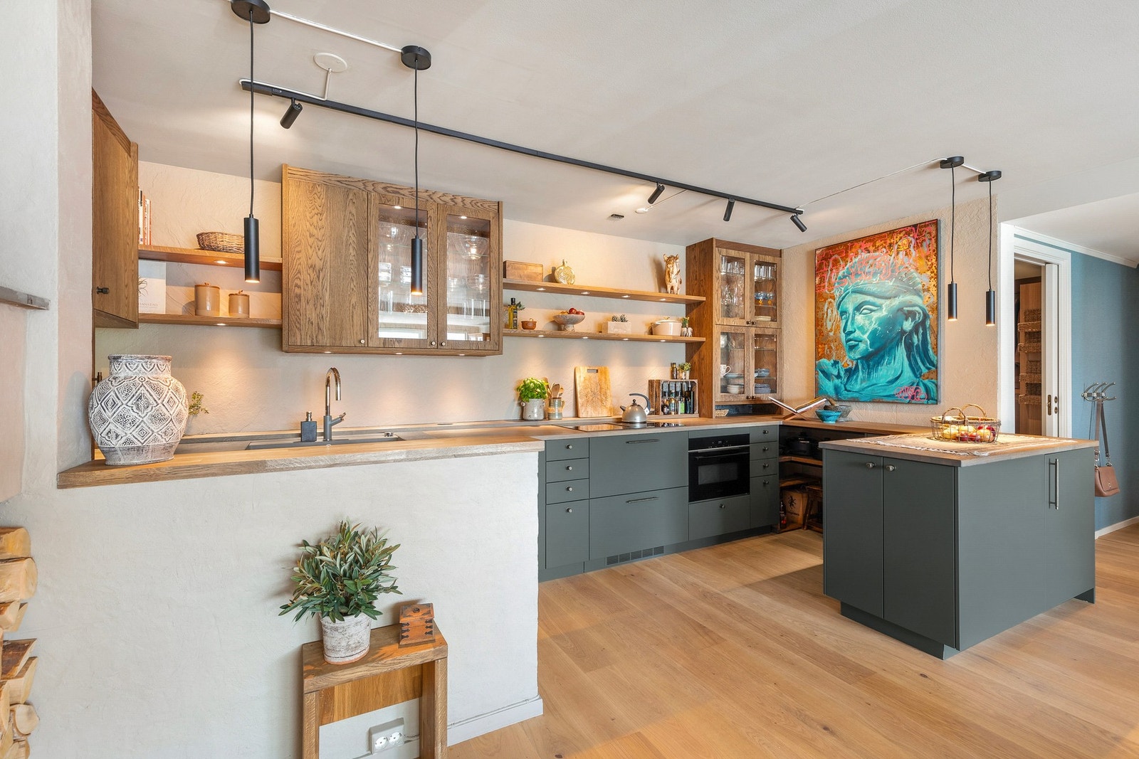 Moderne kjøkkeninnredning fra Drømmekjøkkenet med stilrene, glatte fronter i en kombinasjon av laminat og heltre, samt heltre benkeplate Galleribilde