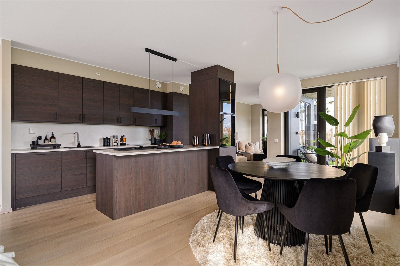 Innredningen er levert av JKE, påkostet med oppgraderte finerfronter i røkt ask. Galleribilde