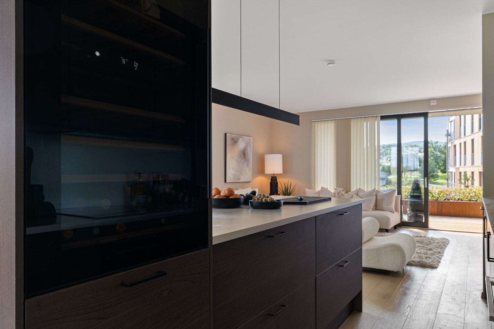 Som samlingspunkt har kjøkkenet en flott øy med barløsning og store skuffer. Galleribilde