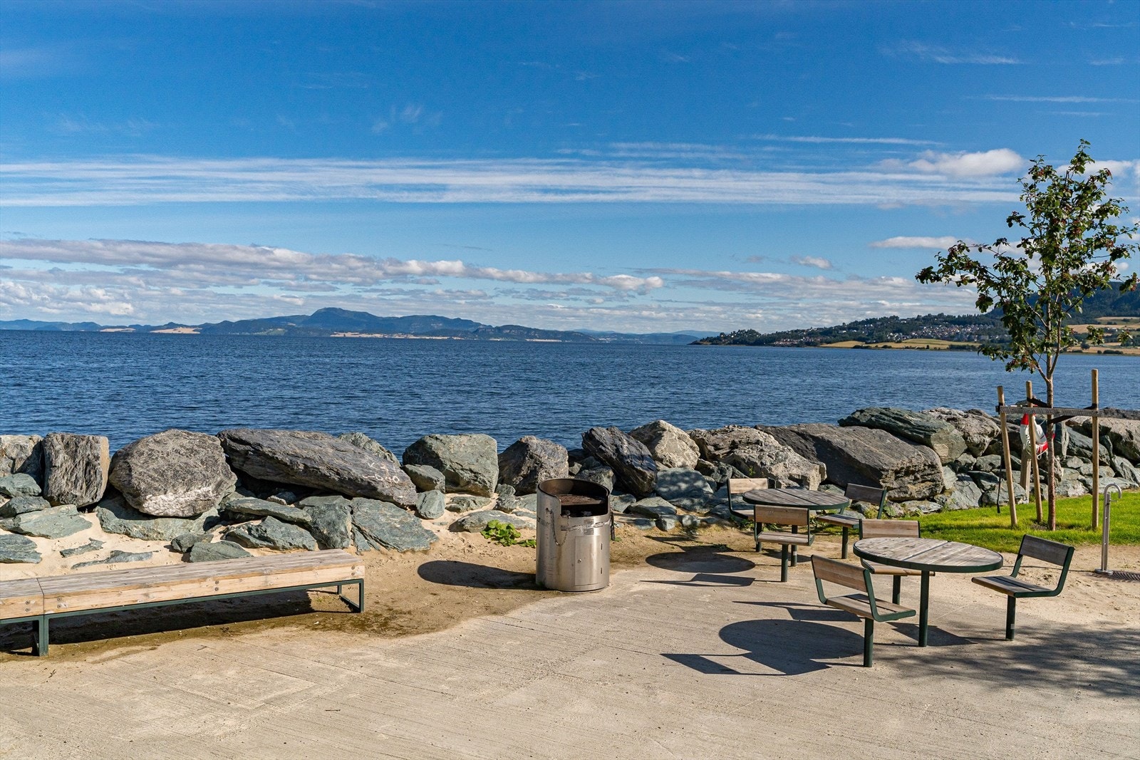 Badeplassene ligger som perler på en snor, og nærområdet har flotte turmuligheter i fjordkanten. Galleribilde