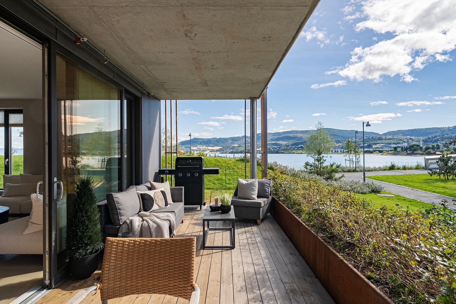 På hver sin side av stuen har leiligheten to overbygde terrasser, hvor den største måler ca. 19,5 kvm. Galleribilde