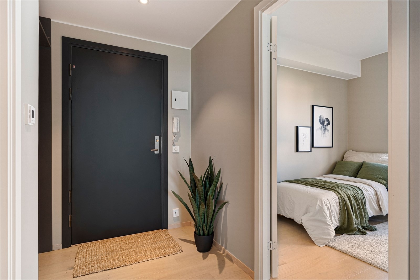 Ved inngangsdøren er en porttelefon installert. Galleribilde