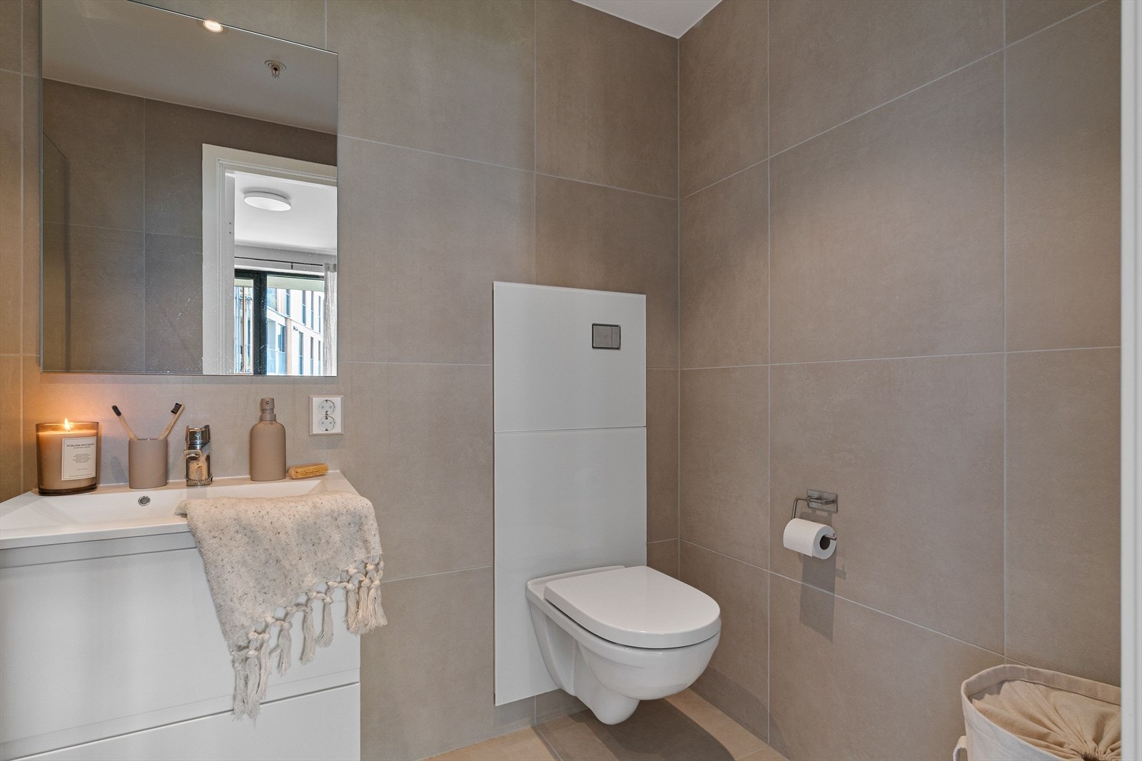 Varme er lagt i gulvet, og begge badene har downlights og vegghengt toalett. Galleribilde