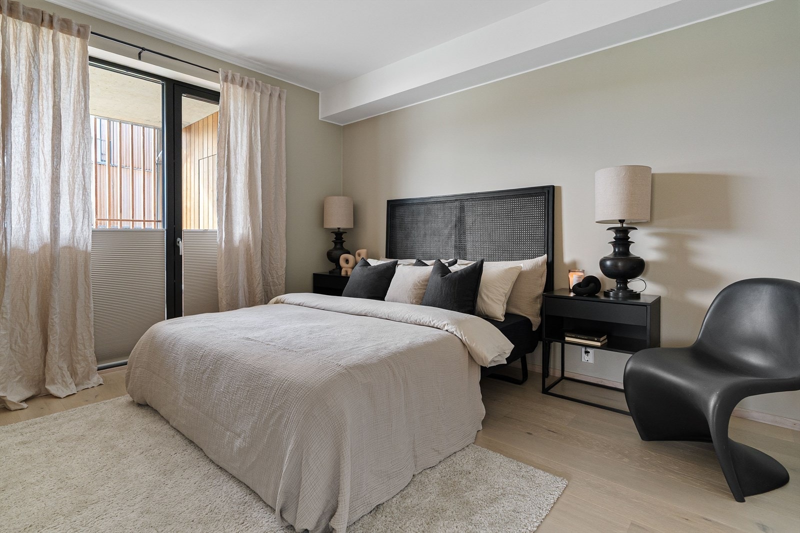 I leiligheten er det tre pene soverom, hvor det ene ble avdelt som tilvalg av dagens eiere. Galleribilde