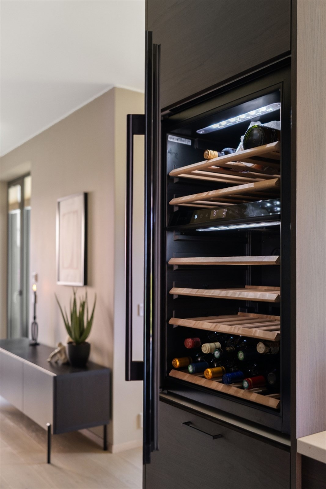 Integrert i høyskapet finner man et vinskap av typen Temptech. Galleribilde