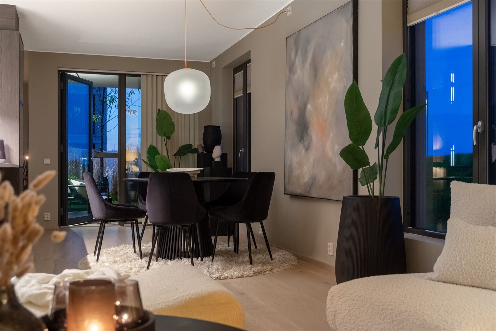 Ved kjøkkenet passer det utmerket å innrede med spisebord. Galleribilde