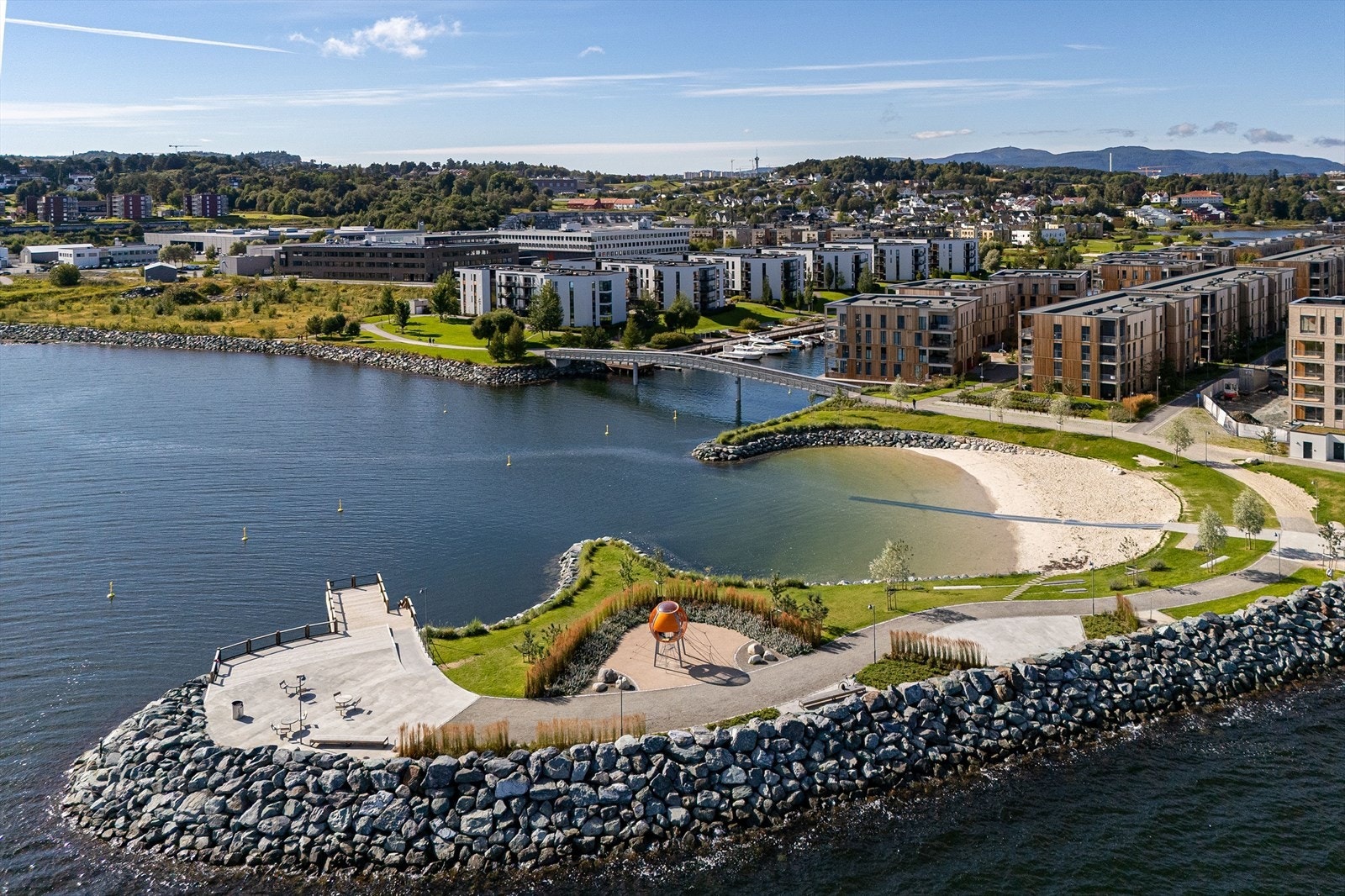Bydelen har et aktivt idrettsmiljø med et bredt tilbud innen ski, håndball, fotball og friidrett. Galleribilde