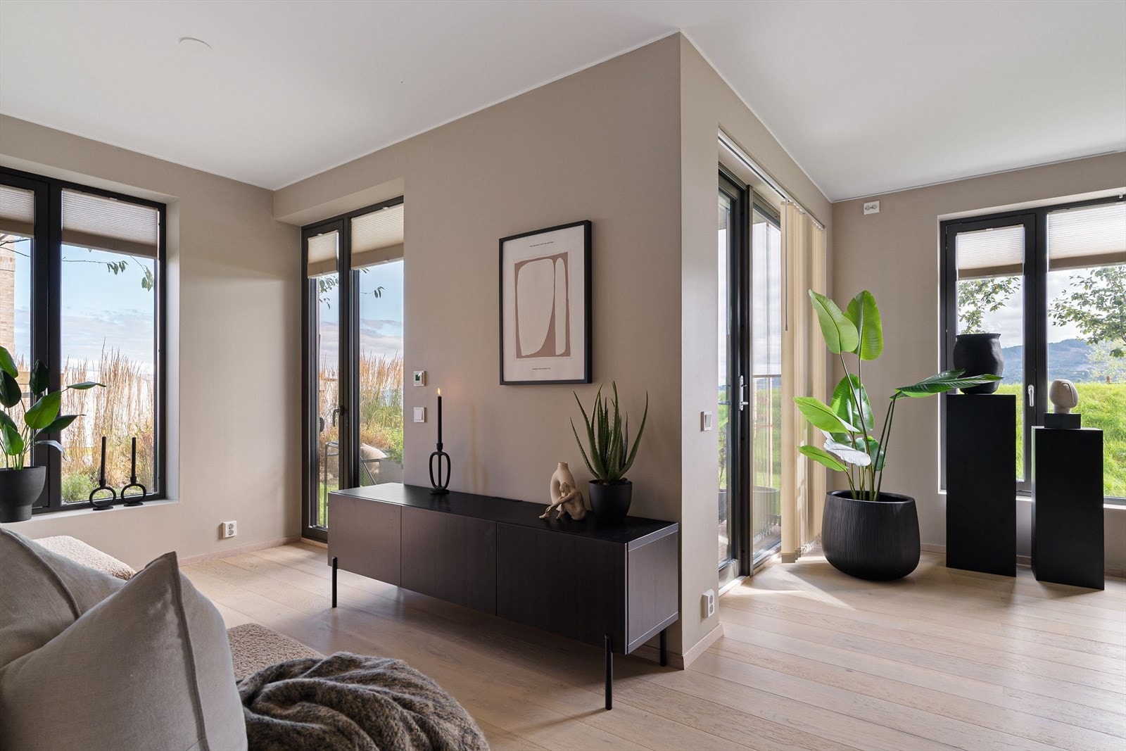 Årstidene kommer tett på, og vinduene ivaretar den flotte utsikten. Galleribilde