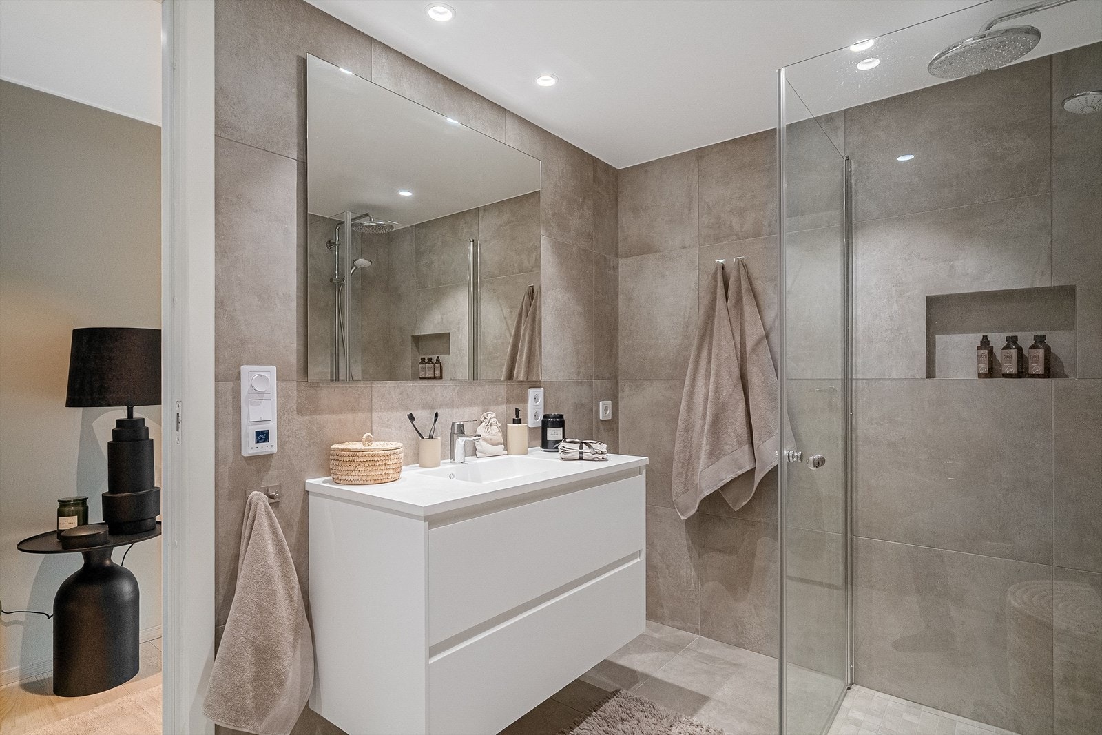 Planløsningen er praktisk, med to stilfulle bad og et eget vaskerom for enklere hverdager. Galleribilde