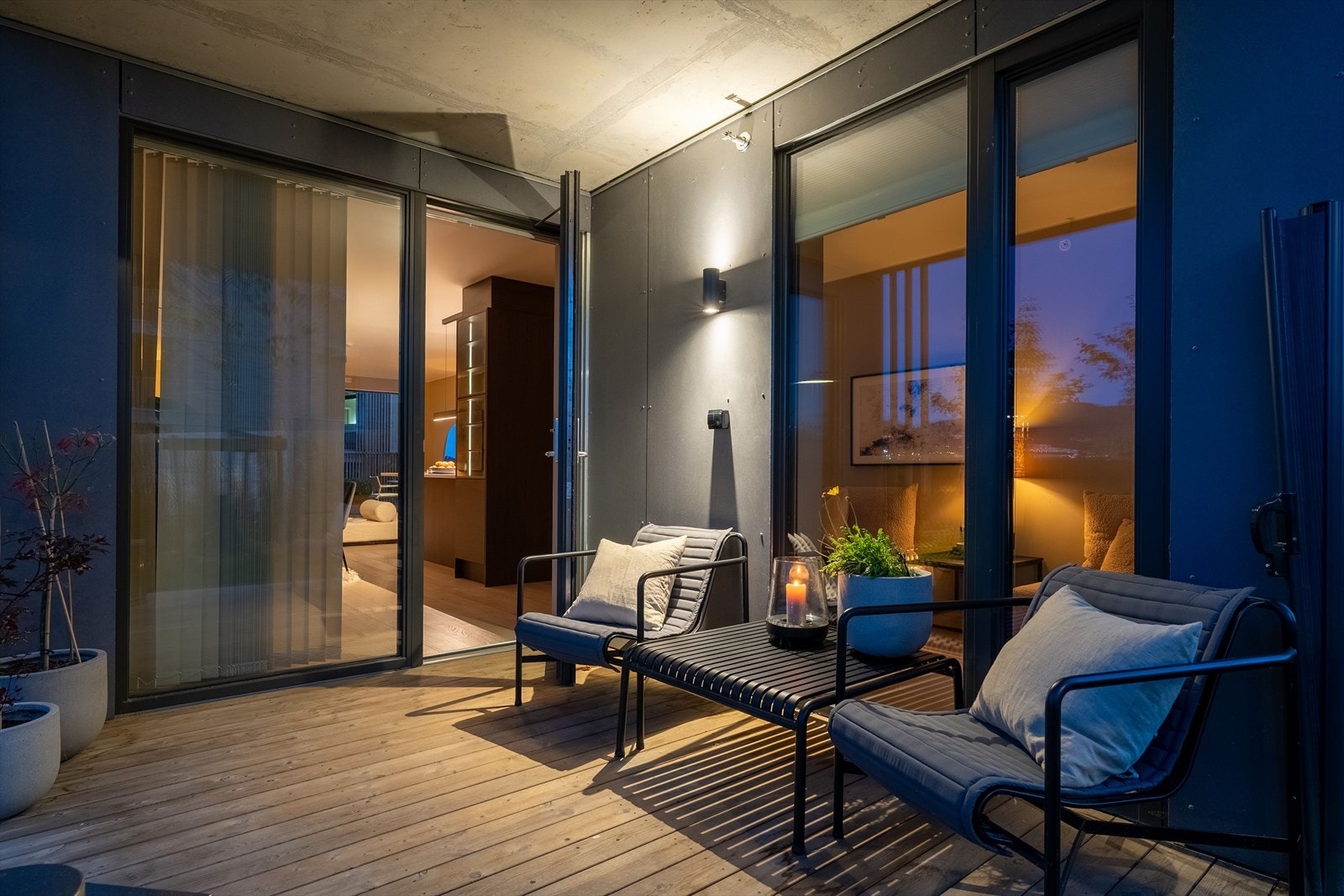 Den minste terrassen er utstyrt med samme type utestikk og belysning som den store uteplassen. Galleribilde