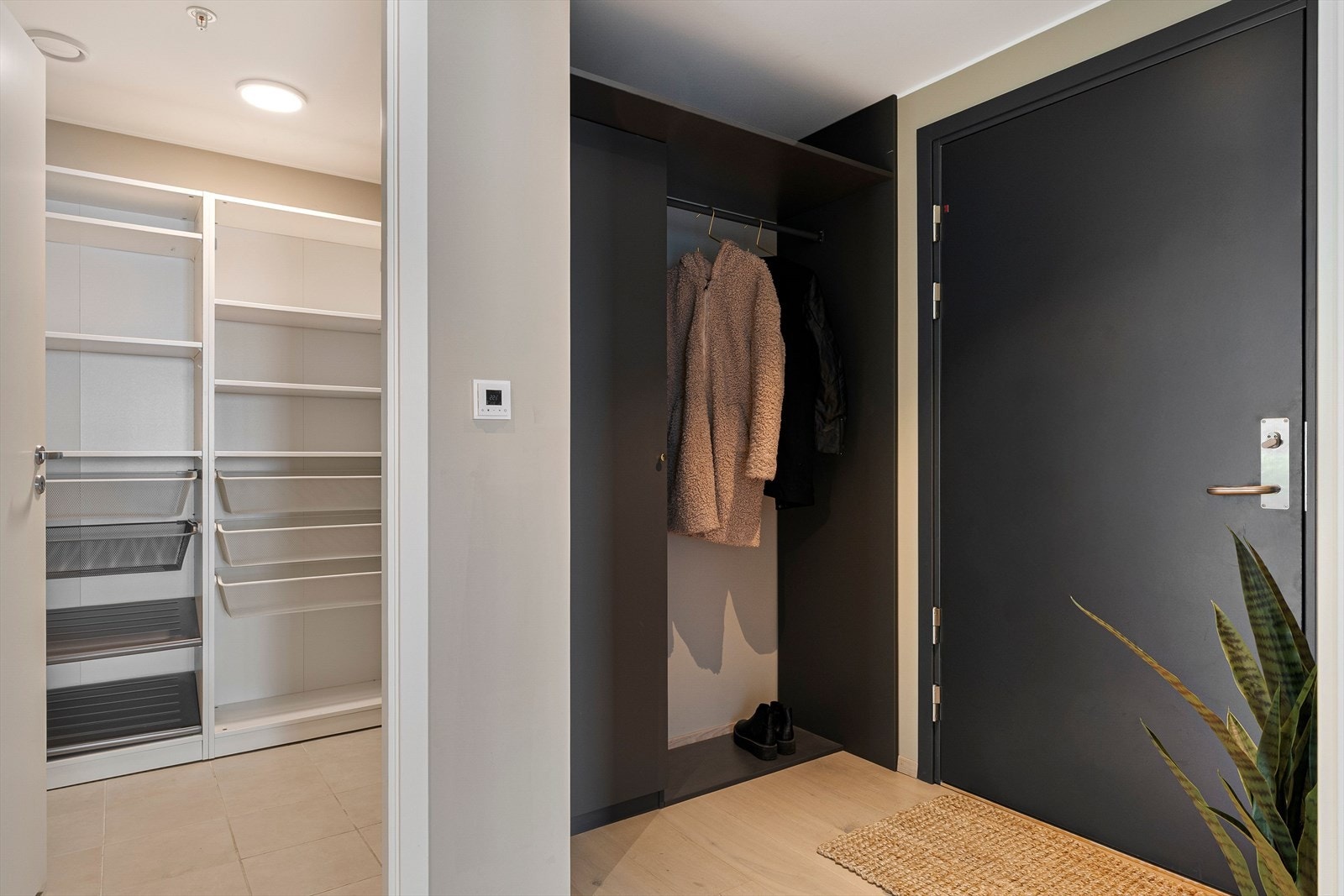 Plassen i entreen er godt utnyttet med et garderobeskap i nisje. Galleribilde