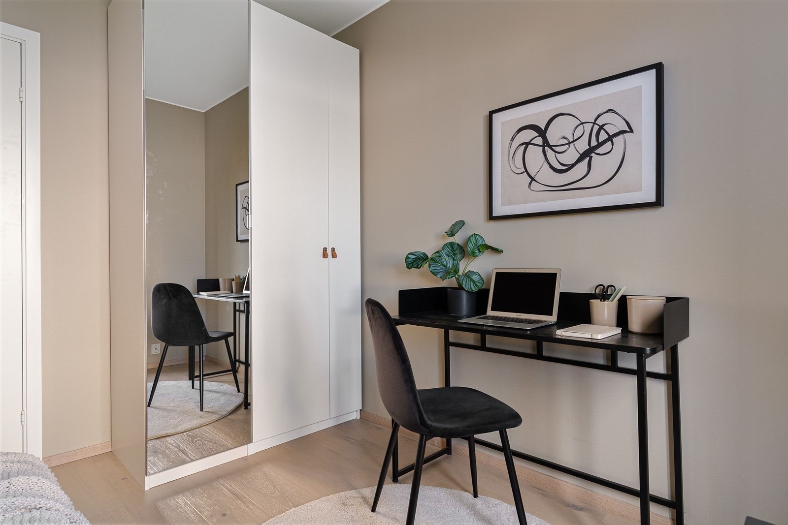 To av soverommene har PAX-skap med innredning fra Ikea som medfølger handelen. Galleribilde