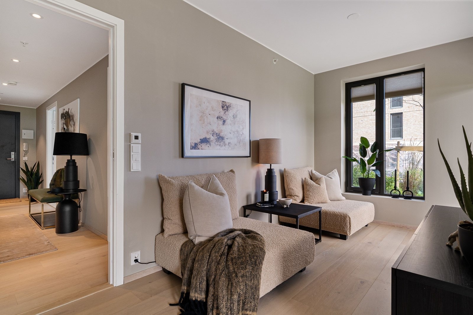 Alle rom er malt i en matt, dempet og anvendelig beigetone. Galleribilde