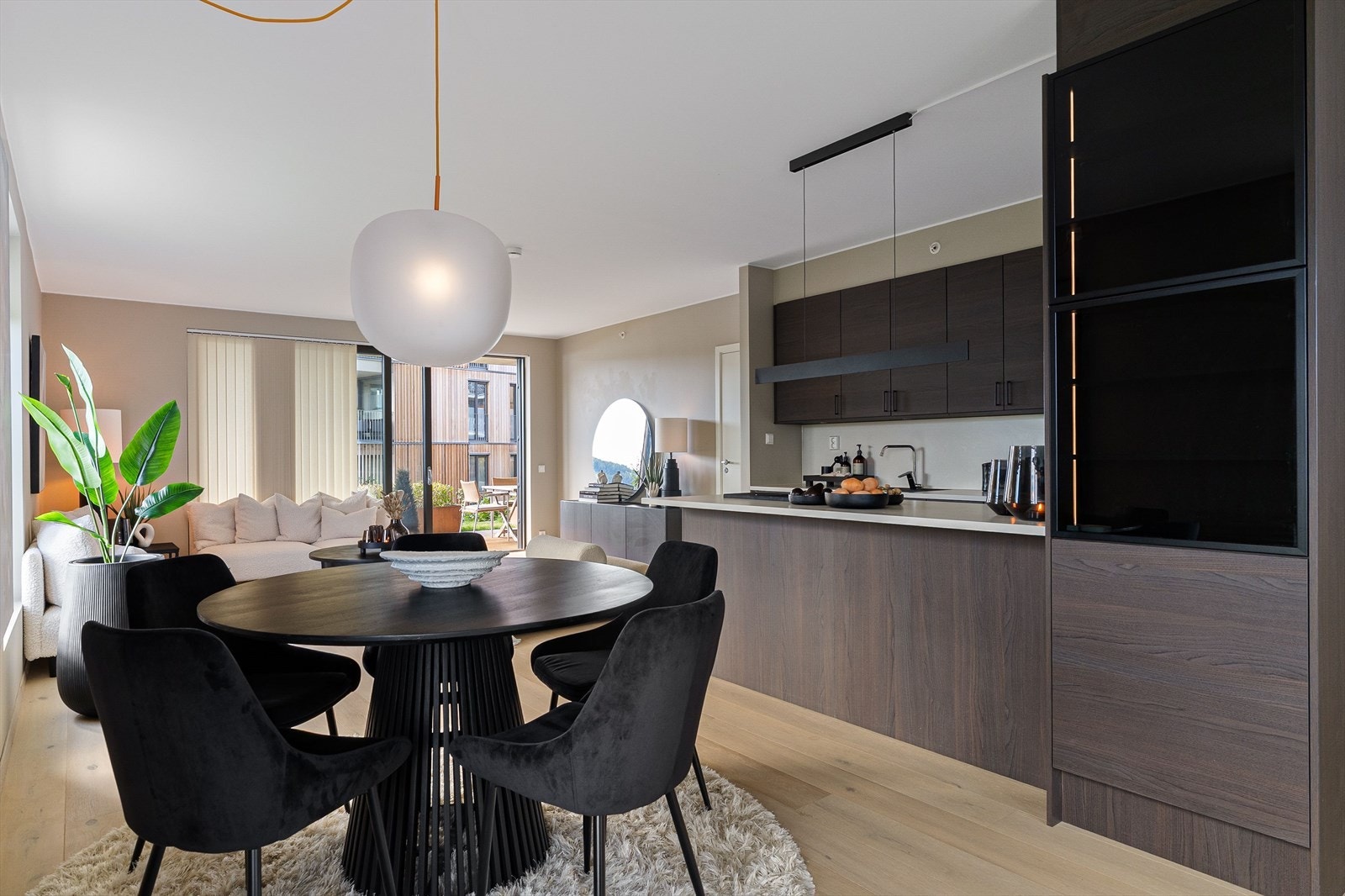 Høyskapet har skuffer og en smart hylleløsning med glassdører mot spiseplassen. Galleribilde