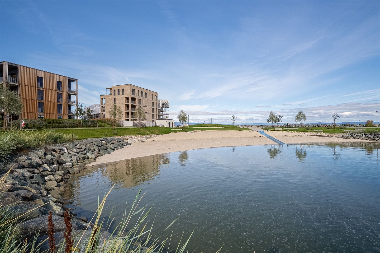 Alt er tilrettelagt for ekte sommeridyll med bading, båtliv og fiske. Galleribilde