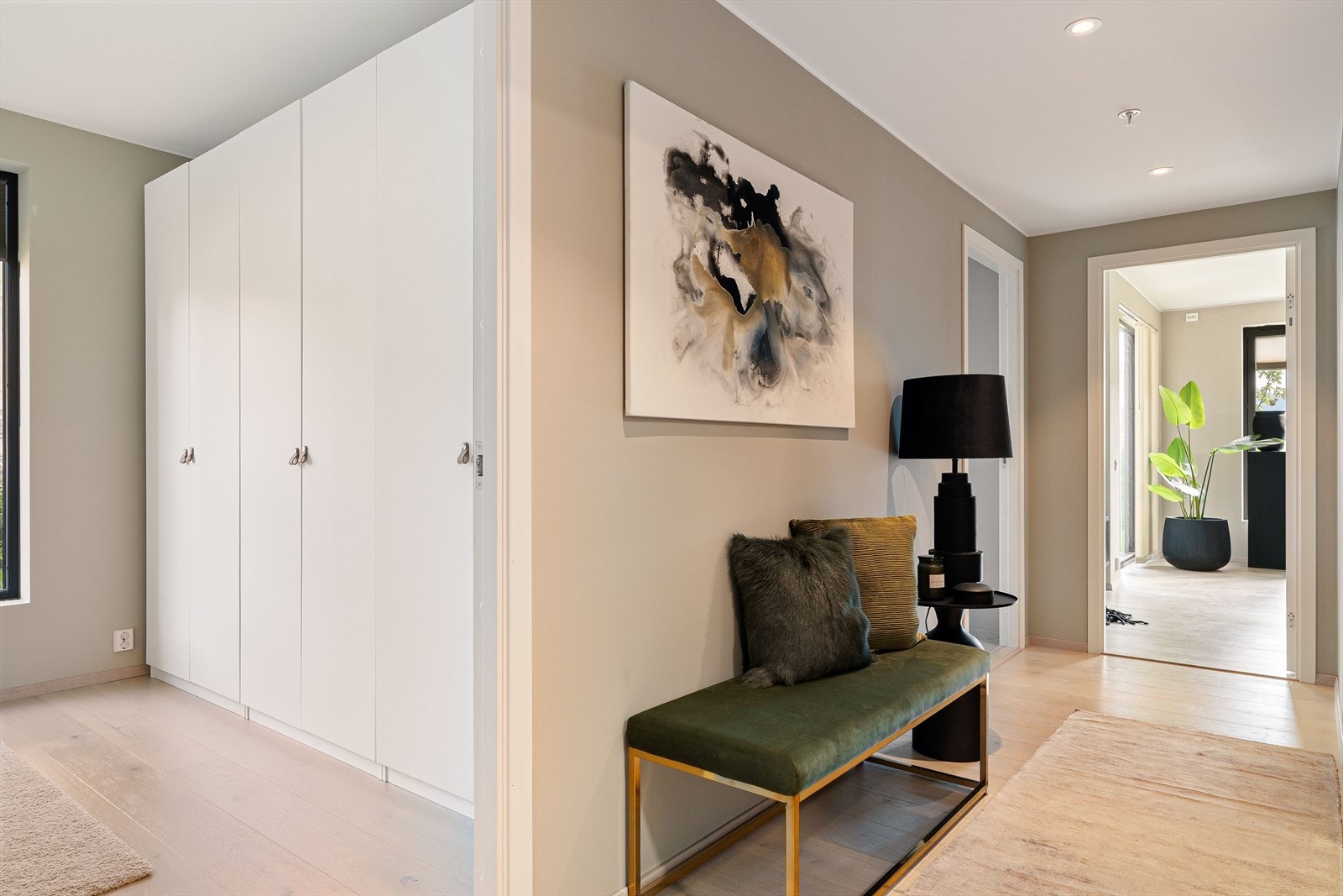 Entreen gir et godt førsteinntrykk, utstyrt med downlights i himlingen. Galleribilde