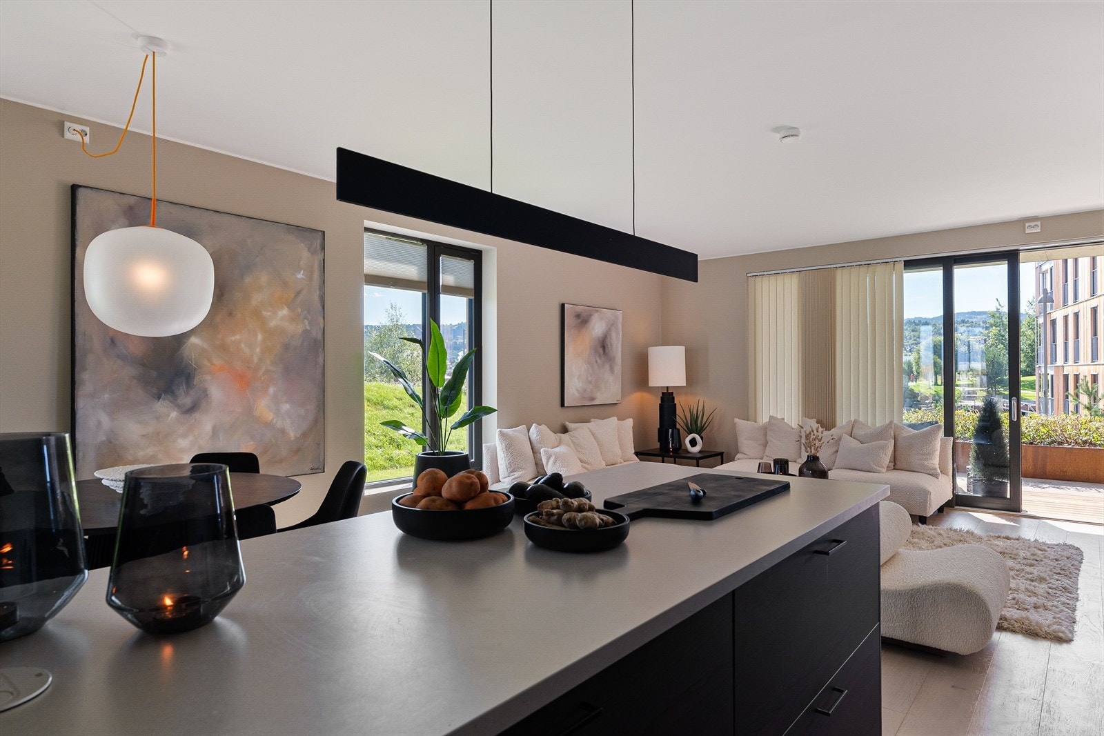 Kjøkkenet er oppført midt i stuen, optimalt for sosial matlaging. Galleribilde