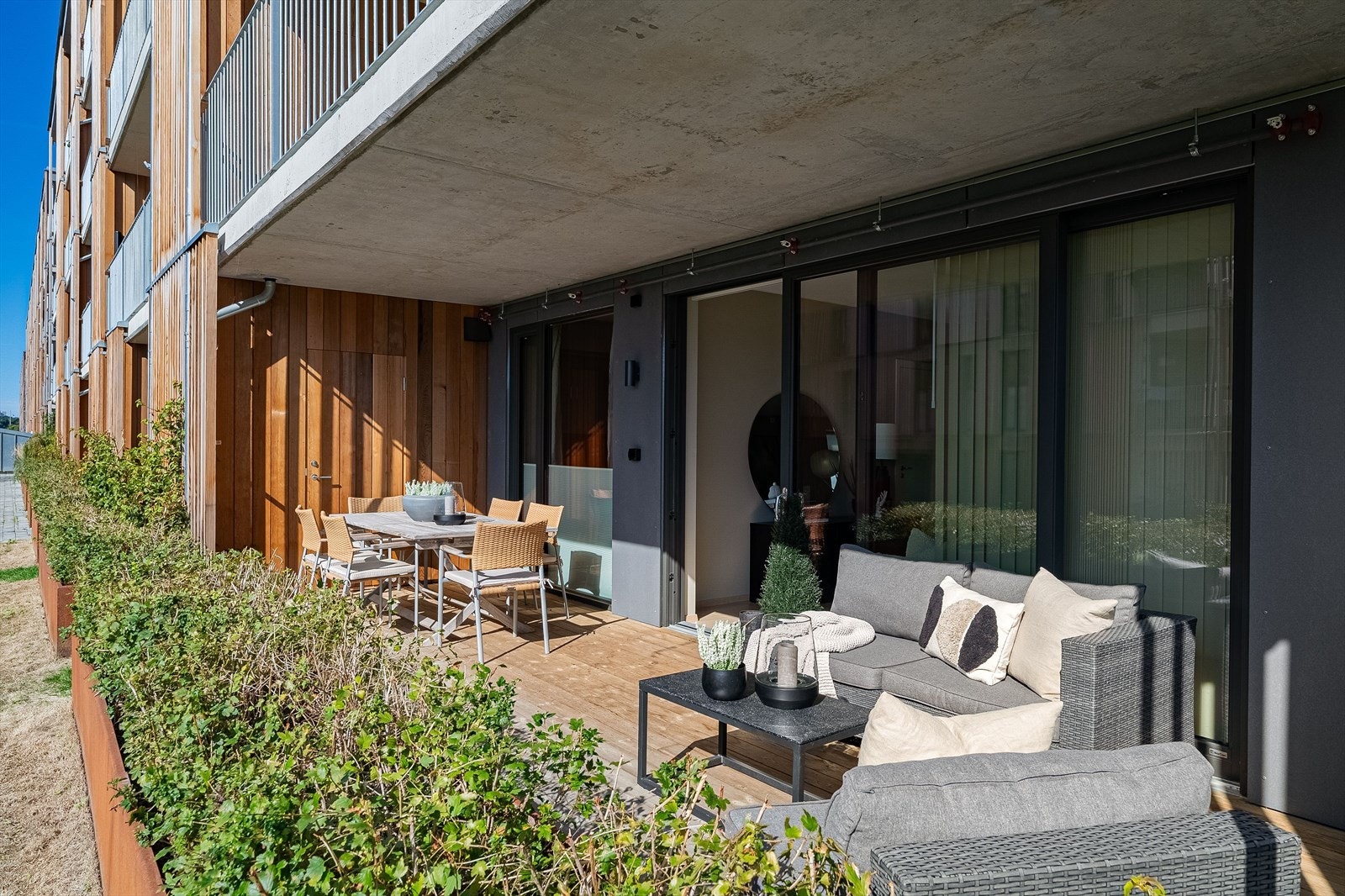 Belysning og utestikk er montert, og terrassen har en egen bod for praktisk lagring utendørs. Galleribilde