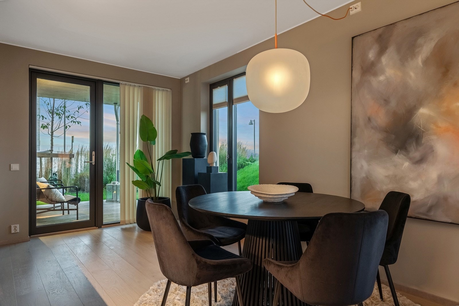 Et fjernvarmeanlegg forsyner leiligheten med varmt forbruksvann og vannbåren gulvvarme til alle rom. Galleribilde