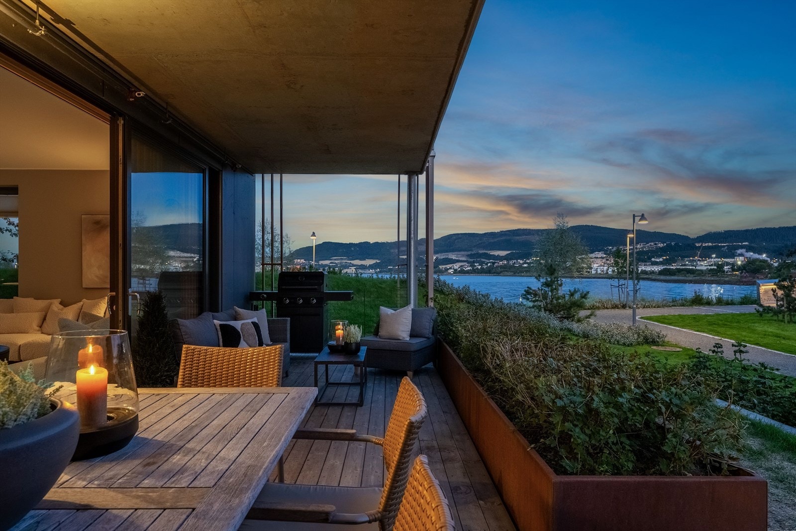 Den store terrassen innredes enkelt i ulike soner, med både lounge og spisegruppe. Galleribilde