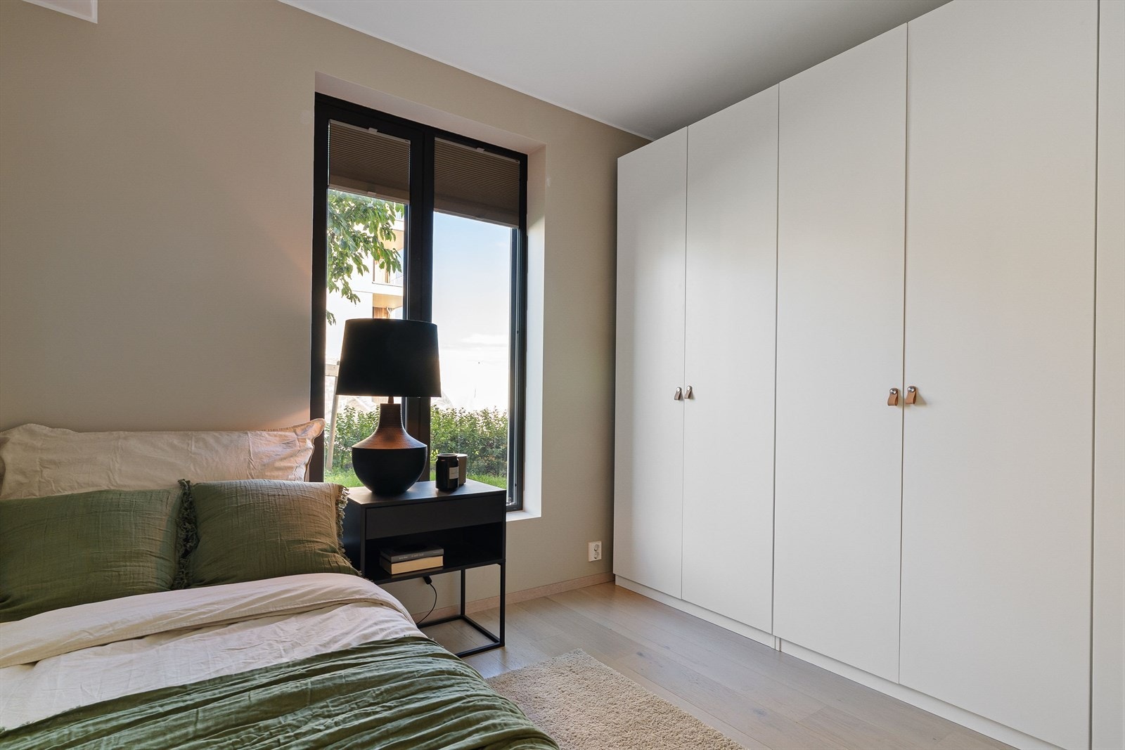 På et av soverommene er det mye oppbevaring i et stort garderobeskap. Galleribilde