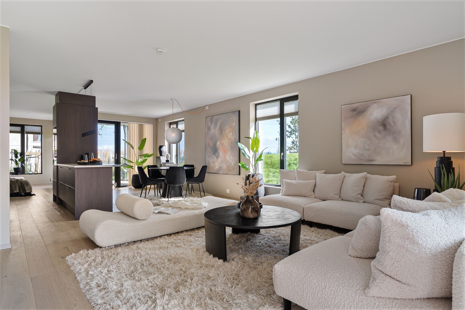 Leiligheten er ny fra 2024. Beliggenheten er fantastisk, helt ytterst på populære Grilstad Marina. Galleribilde