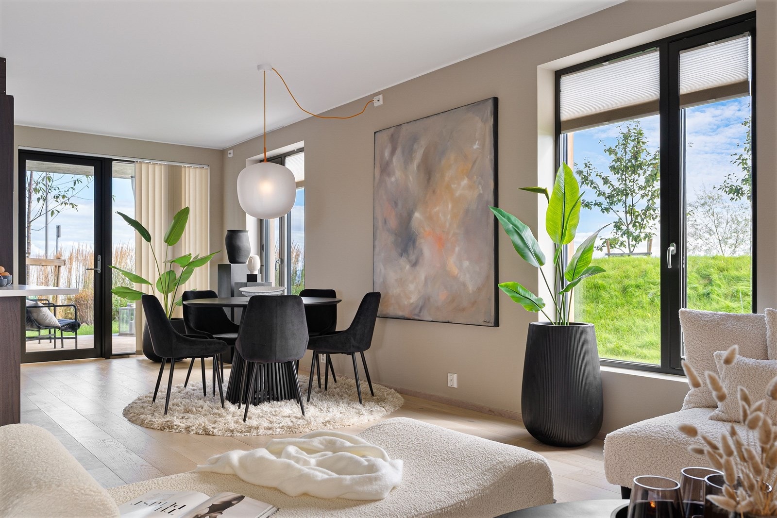 Med ulike soner har stuen en luftig og herlig atmosfære. Galleribilde